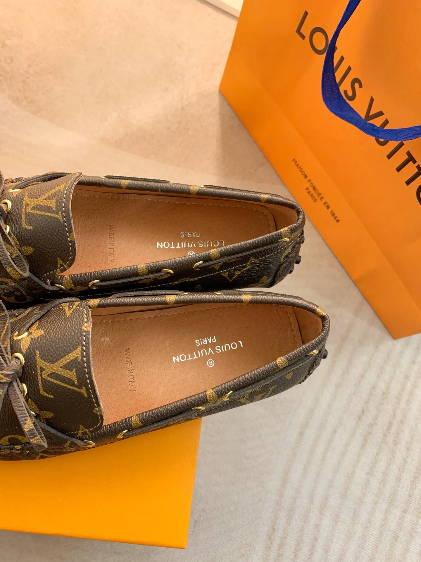 p460💰Couple model❤️🇫🇷 𝙇𝙤𝙪𝙞𝙨 𝙑𝙪𝙞𝙩𝙩𝙤𝙣 🇫🇷Louis Vuitton 2023 Classic𝓛𝓿 𝓣𝓻𝓪𝓲𝓷𝓮𝓻 Sports Series ➪➪➪¯ [Arizona Doudou Shoes Series] ▪️▪️▪️Arizona slip-on shoes are made of Monogram Eclipse canvas. Its hand-painted and dyed edges and hand-sewn uppers fully demonstrate Louis Vuitton's traditional shoemaking craftsmanship. This slip-on shoe is very lightweight. The integrated tongue and upper make it particularly comfortable and flexible. The soft outsole is equipped with rubber padding. Decorated with matching sash. Detailed features: ☑️Monogram Eclipse canvas ☑️Black Eclipse pattern ☑️Hand-painted shoe edges ☑️Hand-sewn uppers (each pair takes time to process) ☑️Integrated tongue and upper construction ☑️Outsole equipped with rubber lining ☑️size: 35_46